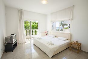 Sunset Beachfront Villa Meneou