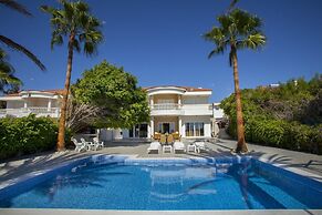 Sunset Beachfront Villa Meneou