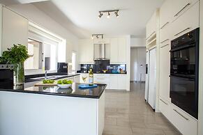 Sunset Beachfront Villa Meneou