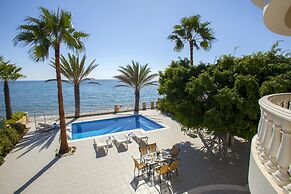Sunset Beachfront Villa Meneou
