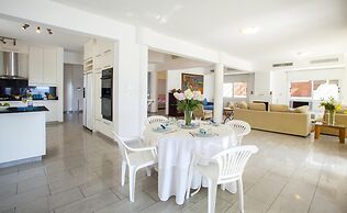 Sunset Beachfront Villa Meneou