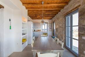 An Amazing Stone Villa-a in Serifos w Shared Pool