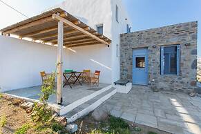 An Amazing Stone Villa-a in Serifos w Shared Pool