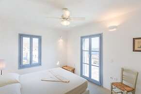 An Amazing Stone Villa-a in Serifos w Shared Pool