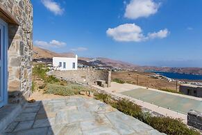 An Amazing Stone Villa-a in Serifos w Shared Pool