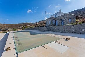 An Amazing Stone Villa-a in Serifos w Shared Pool