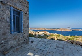 An Amazing Stone Villa-a in Serifos w Shared Pool