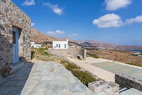 An Amazing Stone Villa-a in Serifos w Shared Pool