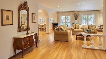 Luxury 4 Bdrm Villa With Pvt Pool on the Beach