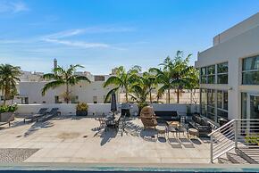 Roami at Collins Ave Penthouse