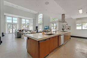 Roami at Collins Ave Penthouse