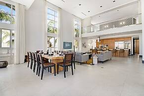 Roami at Collins Ave Penthouse