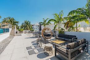 Roami at Collins Ave Penthouse