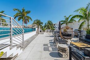 Roami at Collins Ave Penthouse