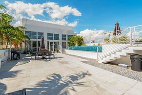 Roami at Collins Ave Penthouse