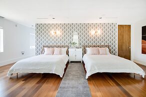 Roami at Collins Ave Penthouse