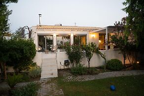 Beach Villa Next To The Waves