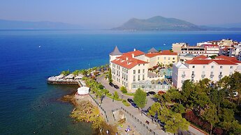 Beach Villa Next To The Waves
