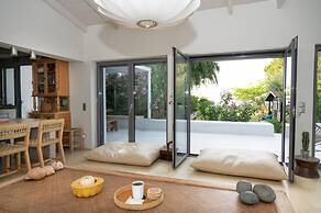 Beach Villa Next To The Waves