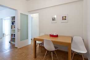 2 Bdrm apt for up to 6 Guests Next to Acropolis Museum
