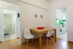 2 Bdrm apt for up to 6 Guests Next to Acropolis Museum