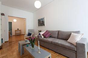 2 Bdrm apt for up to 6 Guests Next to Acropolis Museum