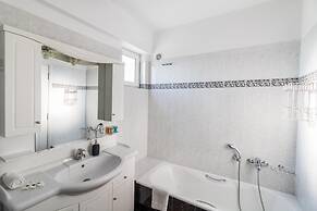 3 Bedroom apt in Athens With Acropolis View