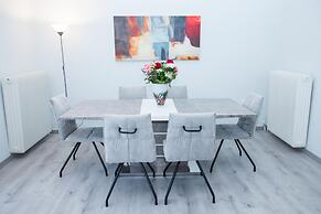Sunny and Minimal apt in Glyfada With 3 Bdrm