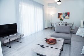 Sunny and Minimal apt in Glyfada With 3 Bdrm