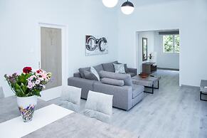 Sunny and Minimal apt in Glyfada With 3 Bdrm