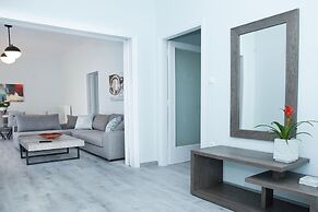 Sunny and Minimal apt in Glyfada With 3 Bdrm