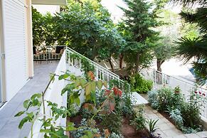 Sunny and Minimal apt in Glyfada With 3 Bdrm