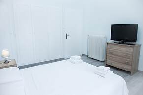 Sunny and Minimal apt in Glyfada With 3 Bdrm