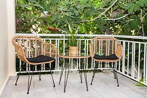 Sunny and Minimal apt in Glyfada With 3 Bdrm