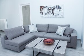 Sunny and Minimal apt in Glyfada With 3 Bdrm