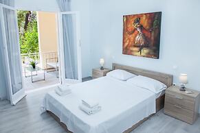Sunny and Minimal apt in Glyfada With 3 Bdrm