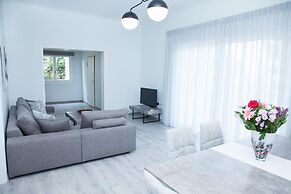 Sunny and Minimal apt in Glyfada With 3 Bdrm