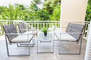 Sunny and Minimal apt in Glyfada With 3 Bdrm