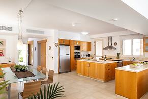 Protaras Beachfront Villa Pietra