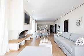 Luxurious 3-bedroom Seaside Retreat Fully Renovated April 2025