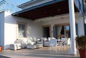 Carob Tree Villa in Latsi