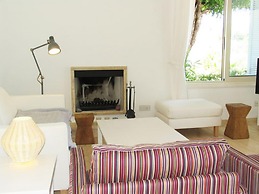 Carob Tree Villa in Latsi