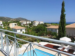 Carob Tree Villa in Latsi