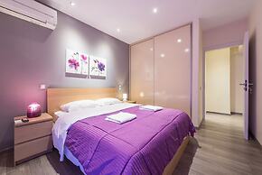 An Impressive 2 bdr Apt in Glyfada