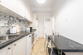 Bright 2 Bdrm apt in the Heart of Athens