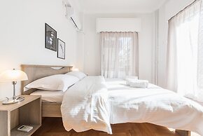 Bright 2 Bdrm apt in the Heart of Athens