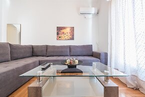 Bright 2 Bdrm apt in the Heart of Athens