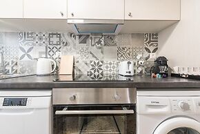 Bright 2 Bdrm apt in the Heart of Athens