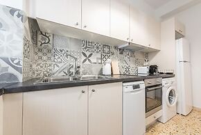 Bright 2 Bdrm apt in the Heart of Athens