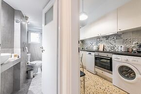 Bright 2 Bdrm apt in the Heart of Athens